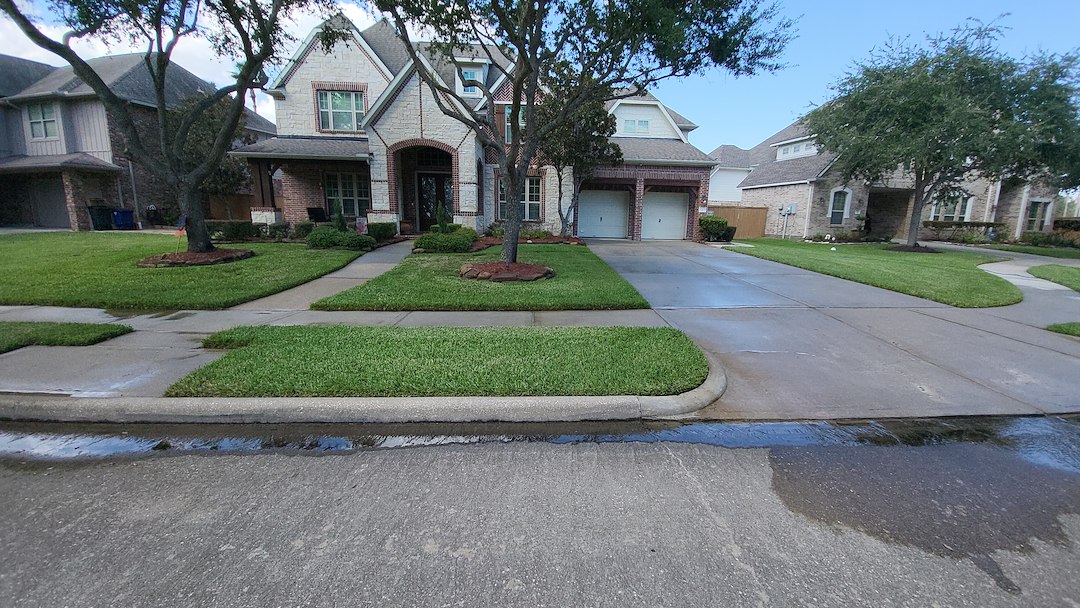 professional driveway and sidewalk cleaning and League City Texas